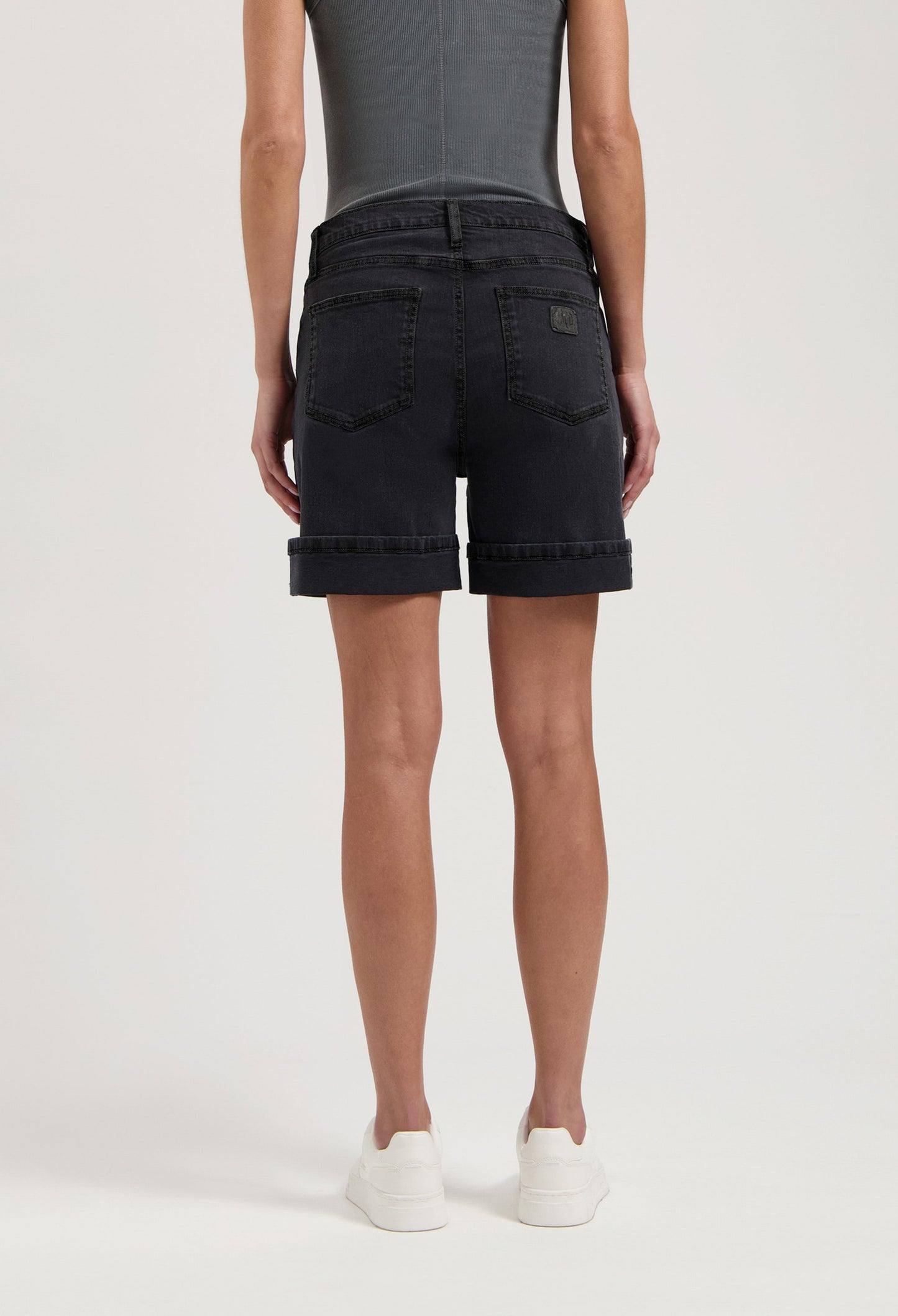 Luna Mid Short - Black Vintage