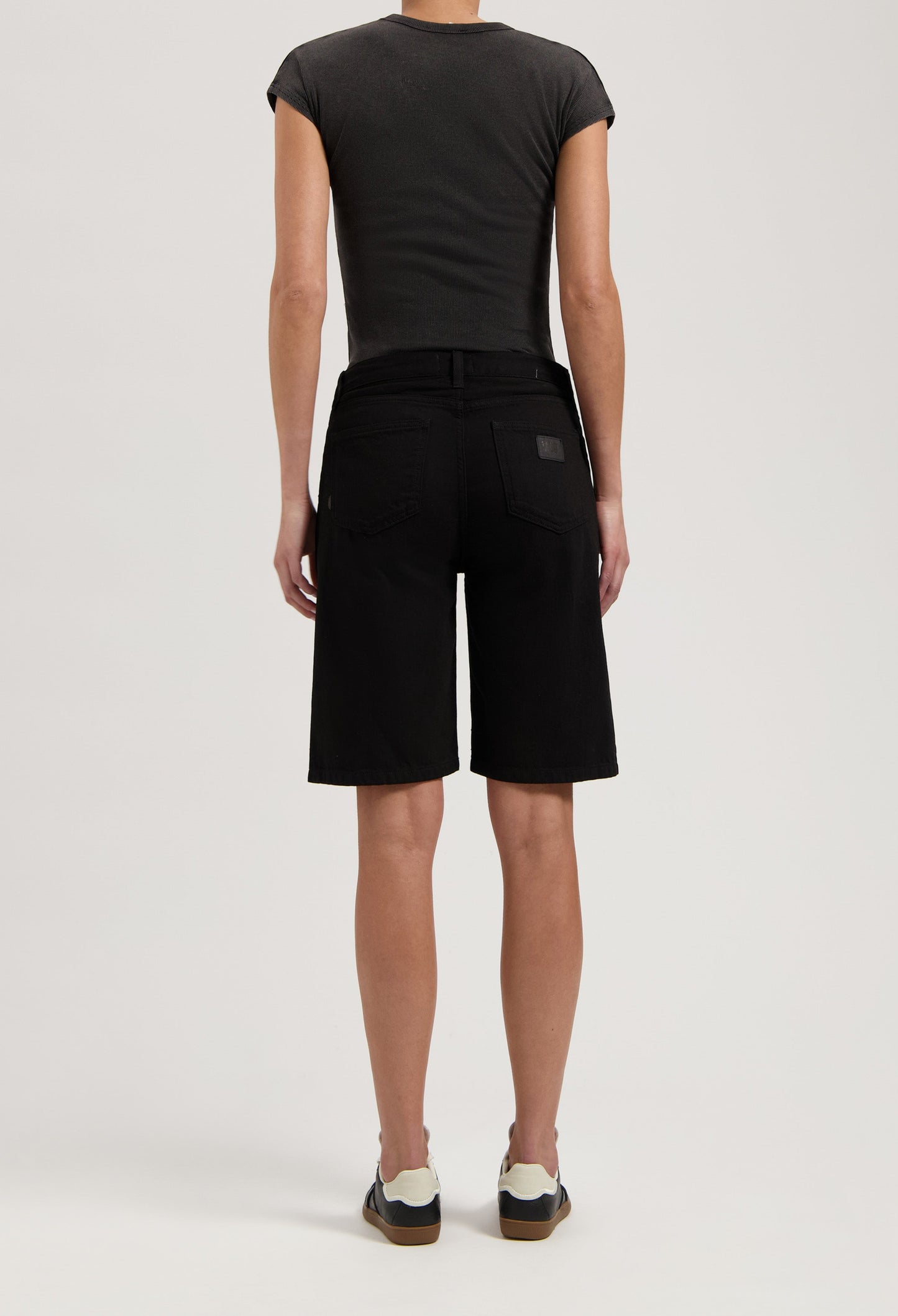 Suzy Mid Short - BlackDip