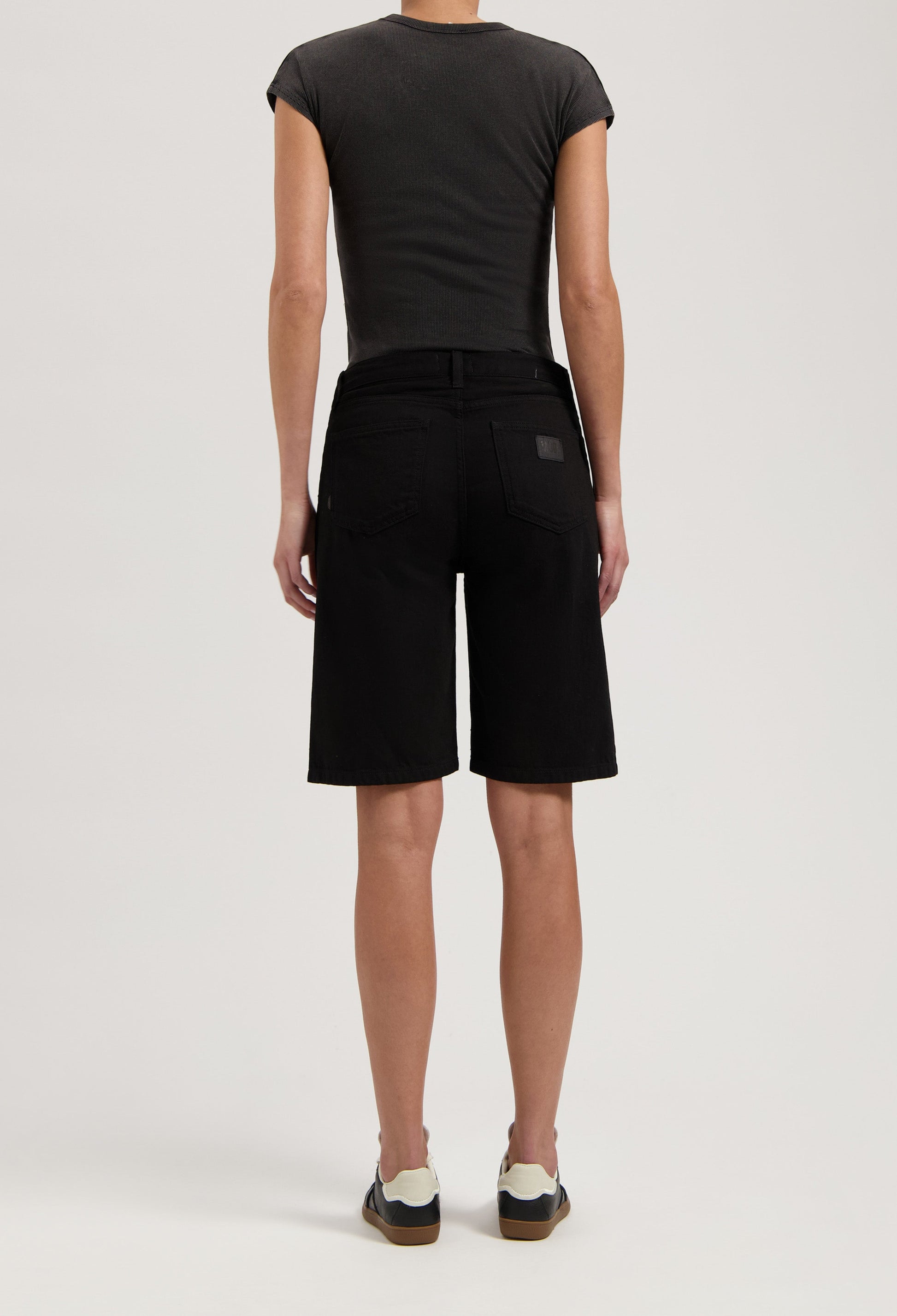 Suzy Mid Short - BlackDip