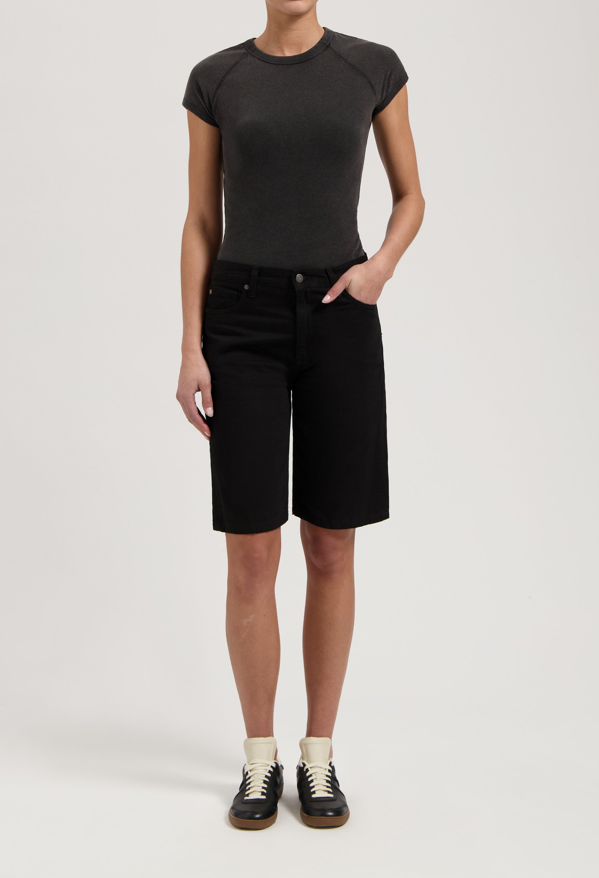 Suzy Mid Short - BlackDip