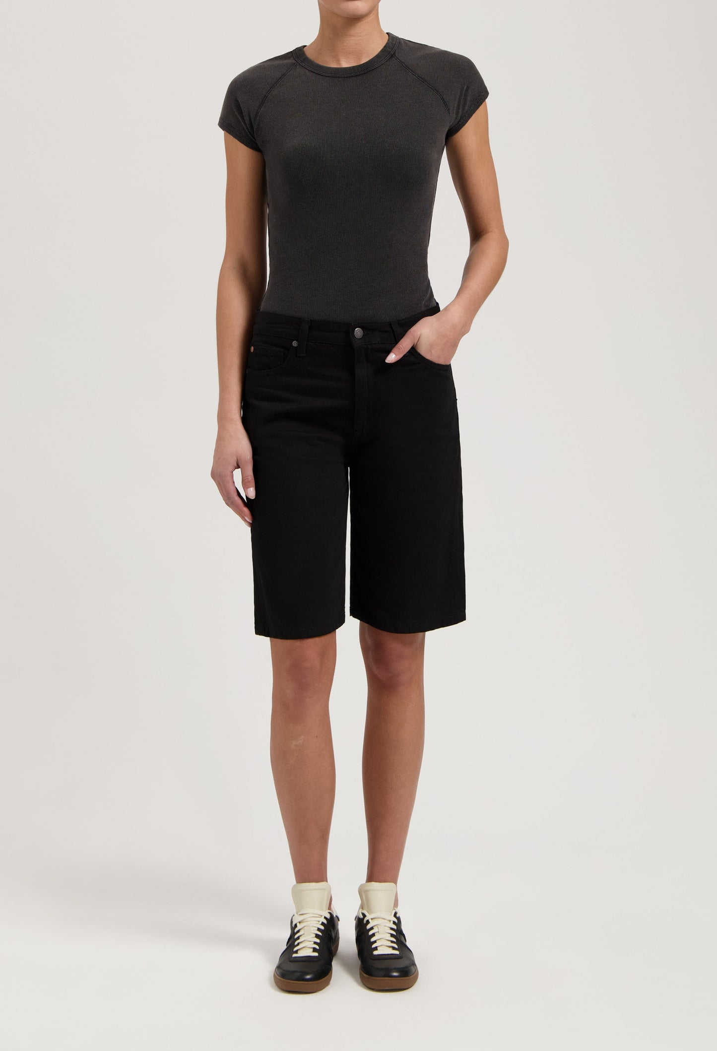 Suzy Mid Short - BlackDip