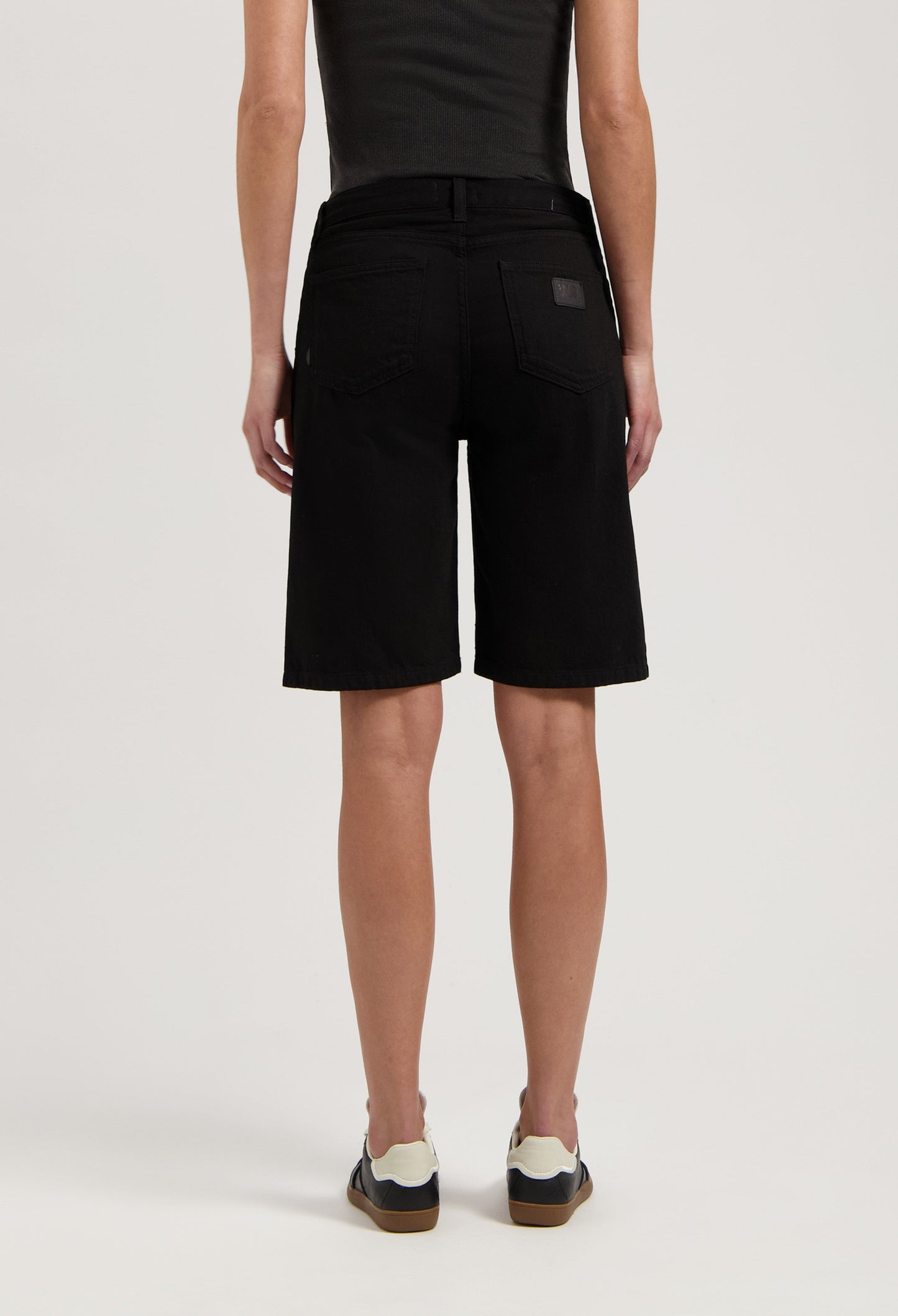 Suzy Mid Short - BlackDip