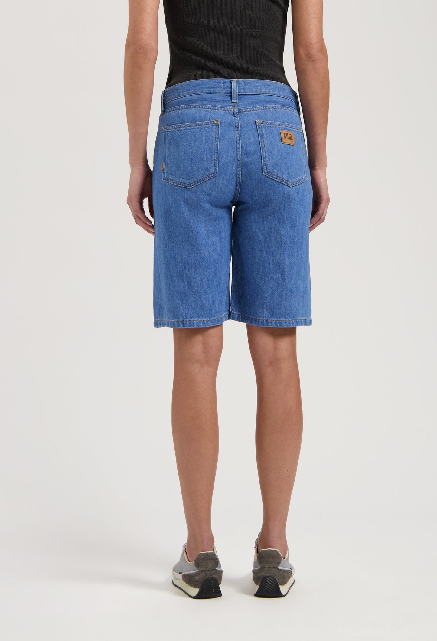 Suzy Mid Short - Medium Stone