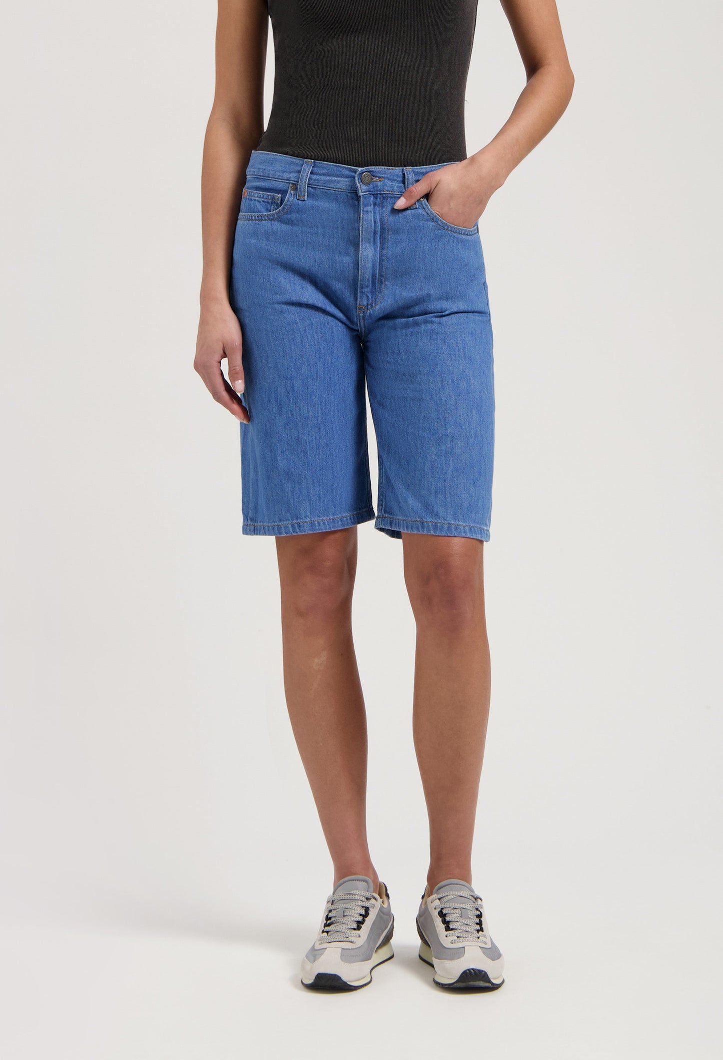 Suzy Mid Short - Medium Stone